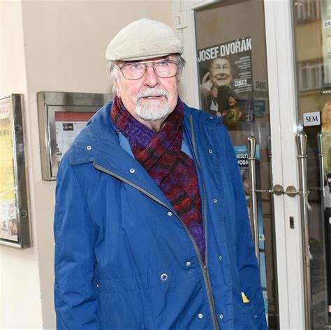 Ve věku 84 let zemřel moderátor, hudebník a režisér eduard hrubeš. Moderátor Eduard Hrubeš nemůže chodit. Je to strašný ...