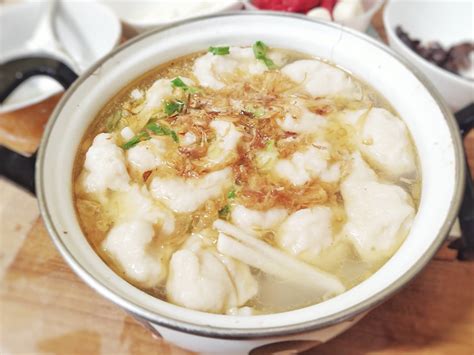 The fish cakes are made from the dough of fish and tapioca similar to pempek. Resep Kuah Tekwan Yang Enak / Resep Tekwan Ikan Tenggiri ...