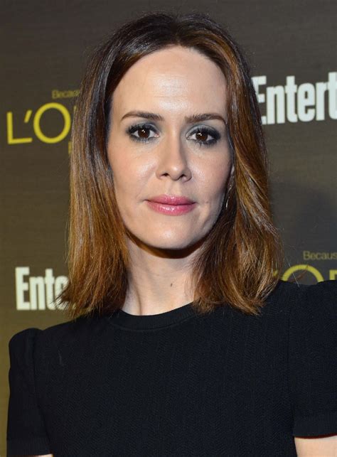 Sarah has a little button nose and has a very complex hair color which include light brown with red sarah is one of a kind, a legendary, a dream, sought out by many guys and yet played by those who. Celebrity Pics: Sarah Paulson