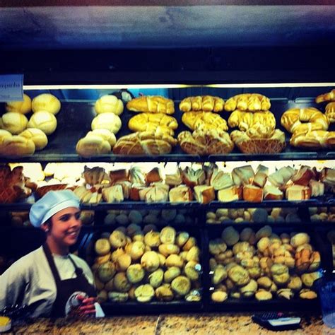 The distinct identity in the various channels, which meant that the brand experience was different in each store. Padaria Pão de Açúcar - Centro Histórico - Mercado Público