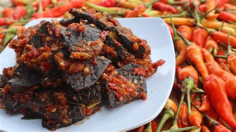 Masukkan daging ayam, kecap manis, kecap asin, dan air/kaldu, aduk hingga ayam berubah warna. Resep Paru Goreng Balado, Paduan Rasa Pedasnya Menggoyang ...