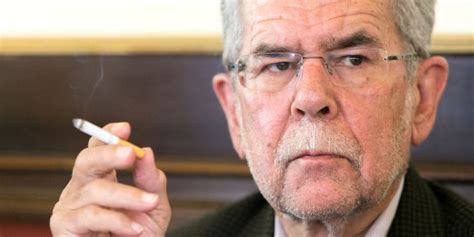 Bundespräsident alexander van der bellen hat sie am montagabend im beisein von sozialminister alois stöger bei einer feier in der präsidentschaftskanzlei offiziell verabschiedet. Il presidente verde Van Der Bellen nega all'estrema destra ...