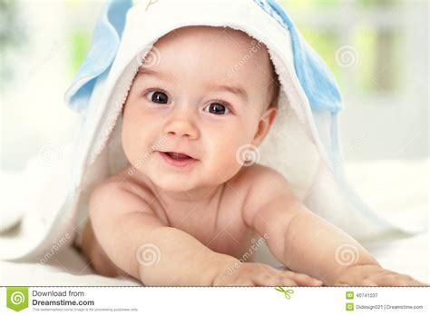 Bambino Sorridente Dopo La Doccia Immagine Stock ...