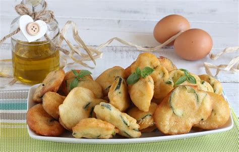 Parmigiana di zucchine in padella, uova in camicia gratinate con zucchine, spiedini di frittata alle erbe e mozzarella. Nuvolette di zucchine ricetta antipasto sfizioso o secondo ...