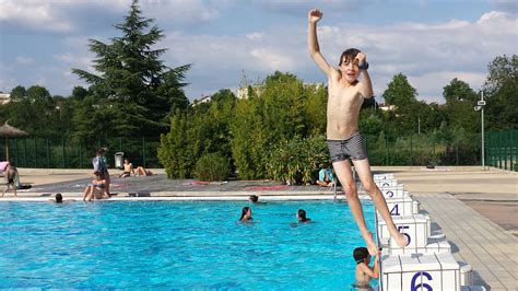 Who wants to have fun with porcinette ? Boy jumps into public pool in Auxerre. | The World from PRX