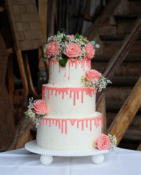 Die torte wird nun solange mit ganache bestrichen (zwischen den schichten immer 15 min fondant in wunschfarbe weichkneten (hier ist es hellblau), auf etwas bäckerstärke ausrollen und über die torte legen. Hochzeitstorte Selber Machen Ohne Fondant ~ Hochzeit Info