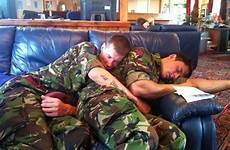 army cuddle bro pilih papan