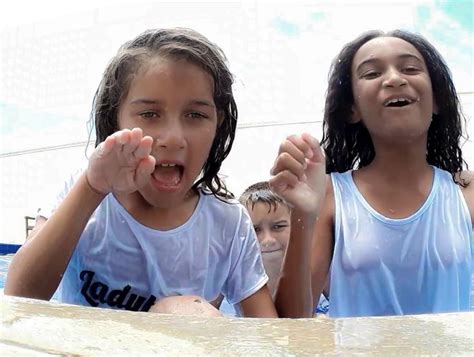 Cada uma está com um maiô de uma cor e está usando um protetor solar de determinado fator de proteção (fps). Desafio-da-piscina — ImgBB in 2021 | Image