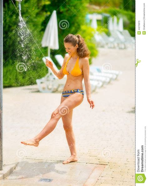 Forse non lo sappiamo ma sotto la doccia commettiamo alcuni errori: Gambe Di Lavaggio Della Giovane Donna Sotto La Doccia Di ...