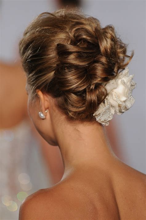 The met gala is the exact opposite. Opgestoken haar met slag | ThePerfectWedding.nl