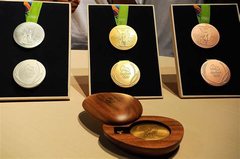 The rio 2016 olympics gold medal (photo credit: Medalhas Rio 2016.jpg | Olympic medals, Rio olympic medals, Rio olympics