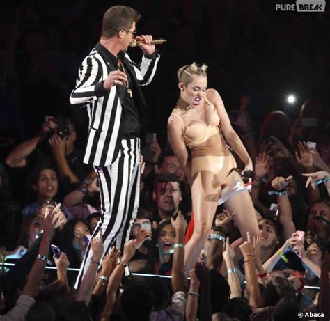 After miley cyrus delivered a raunchy performance of 'we can't stop,' the fun continued when the young pop star stripped down to a much more revealing outfit and proceeded to twerk it up onstage alongside robin thicke to his smash hit, 'blurred lines.' Miley Cyrus et Robin Thicke fâchés depuis leur show ...