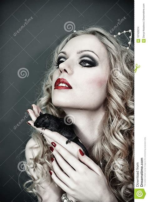 Browse zwarte%20rat pictures, photos, images, gifs, and videos on photobucket. Catwoman Het Spelen Met Een Zwarte Muis Lawaaierig Beeld ...