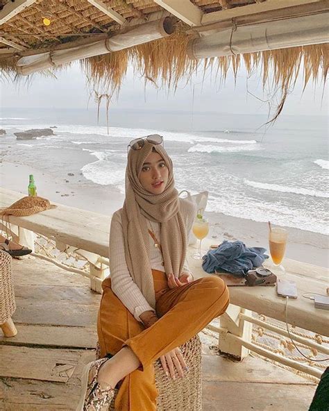 Kamu memerlukan inspirasi outfit hijab untuk tetap tampil stylish dan santun saat memutuskan untuk liburan ke pantai di akhir tahun nanti. Style Hijab Ootd Pantai Hijab Casual - Jilbab Gucci