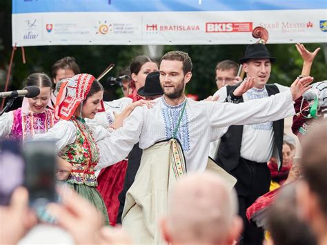 Triplestaat van tsjechië , slowakije en polen , 9 mei 2021 : BRATISLAVA, SLOWAKIJE - SEPTEMBER 1, 2017 Dansers Die In ...