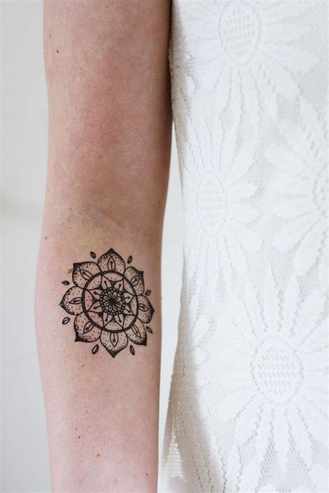 Next back tattoo tatoo ideas tattoos rücken tattoo. Schöne Tattoos für Frauen, Mandala Blume Tätowierung am ...