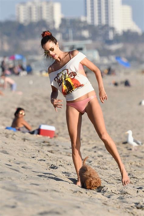 Als athletensprecherin sieht sie die probleme und die unsicherheiten ihrer kollegen und kolleginnen im vorfeld der spiele in tokio. Alessandra Ambrosio - Playing Beach Volleyball in Santa ...