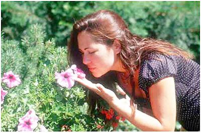 Smelling flowers when someone dies. ETRE DIVIN AU FEMININ: L'accomplissement sexuel de la femme