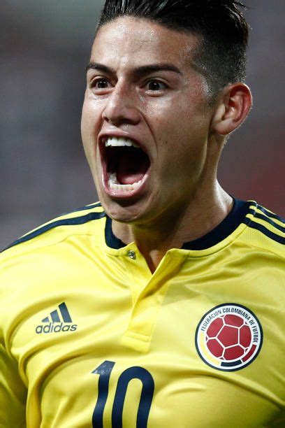 Der neue superstar james rodriguez und seine kollegen der kolumbianischen nationalmannschaft haben bei der rückkehr in die ankunft in kolumbien : James Rodriguez of Colombia celebrates after scoring the ...