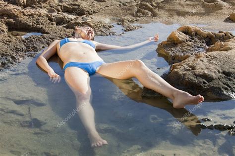 Can flint survive the attack of the 50 foot woman? Unconscious woman in water — Stock Photo © eddiephotograph ...