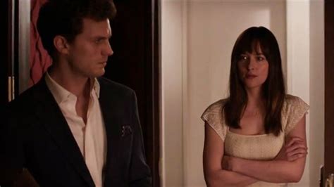 L'histoire d'une romance passionnelle, et sexuelle, entre un jeune fortuné, et une élève vierge de 22 ans. Dakota Johnson : "Maman, va voir 50 nuances de Grey ...