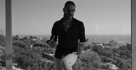 Non non ho oui non non je serai pas trop la mais tu sais j't'aime bébé on a grandi mal c'est la faute à la télé j'pourrai pas tout te dire c'est sur tu te fera des films tu m'imaginera nu dans un lit dans les cuisses d'une autre fille moi j'serai partout donc tu. Sch Allo Maman Paroles مترجمة : @Nessryne remix SCH dans le clip "Allo Maman" - Rnb-Mag ...