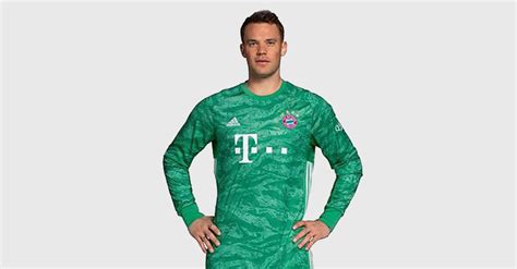 Manuel neuer is a professional german soccer player and plays as the goalkeeper for the bayern munich as well as the german national. Zum Vertragspoker: Manuel Neuers handsigniertes FC Bayern ...