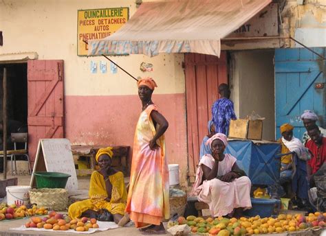 Patones de arriba, que alberga un importante patrimonio cultural y bellas casas rurales construidas con pizarra, y patones de abajo, su parte más moderna. Mercado de mangos en Senegal | Patones, Alojamiento rural ...