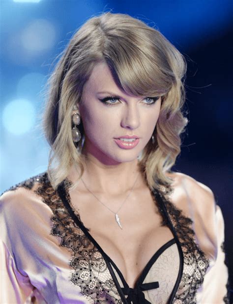 When she was 9 years, taylor began to travel to new york city for vocal and acting lessons. 61 Sexy Taylor Swift Boobs Pictures Which Are Absolutely ...