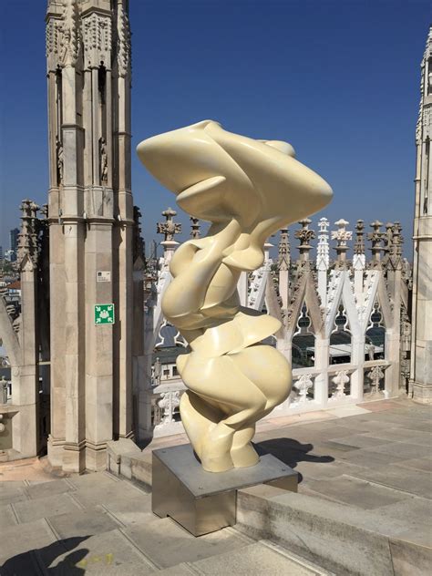 Le sculture contemporanee di Tony Cragg dominano Milano dalle terrazze ...