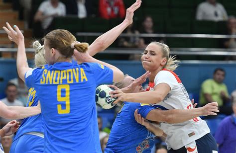 Landslagssjef christian berge rullerte på laget og sparte stjernene, men norge fortsatte å herje med et fullstendig utklasset sørkoreansk forsvar. Håndball, EM | Debutanter fikk sjansen for Norge i dvask seier