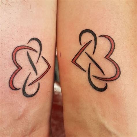 Rien de mieux que le tatouage en couple pour sceller un amour que l'on sait éternel, montrer au quoi de plus indiqué pour un tatouage en amoureux que deux modèles complémentaires qui n'auront. 1001 + idées | Tatouage Amour éternel - jusqu'à l'infini ...