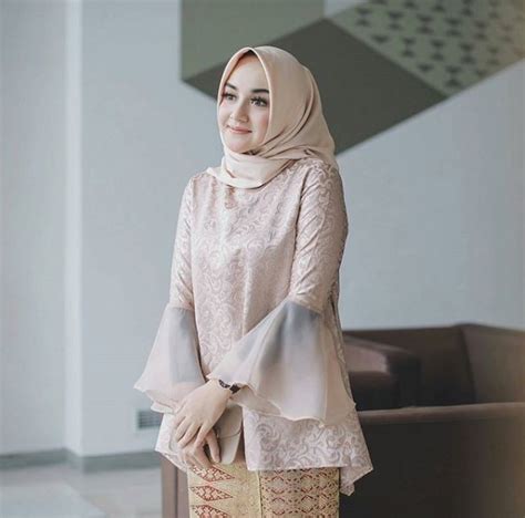 Selain jago bernyanyi, ayu juga aktif tampil di televisi dengan kemampuan akting dan pembawaannya yang humoris. Inspirasi Model Kebaya Hijab Untuk Ke Nikahan / Wisuda ...