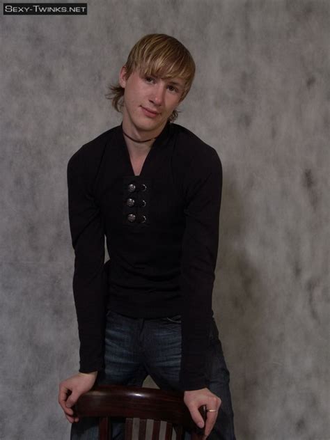 La tasa de stud al euro se actualiza regularmente en nuestro portal en línea automáticamente, lo que permite a los visitantes ver solo los datos relevantes. Cute blonde twink Mark takes his time stripping and shows ...