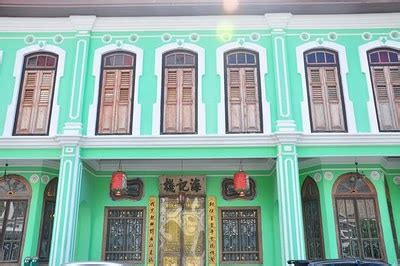 Nyonya bermaksud wanita peranakan manakala baba merujuk kepada lelaki peranakan. KEUNIKAN KAUM BABA & NYONYA