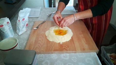 I colpi di luce o meches sono un modo sorprendente per rendere la capigliatura di ogni donna più naturale, luminosa e vibrante di colore. I Pekke presentano: Le tagliatelle fatte in casa - YouTube