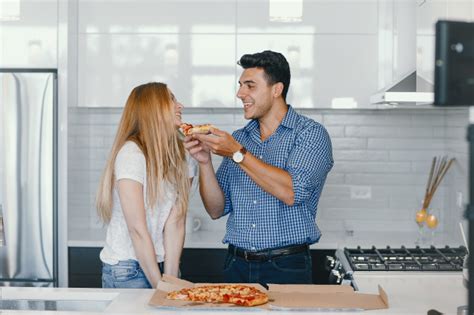 Imagenes de parejas comiendo tacos. Descarga gratis Pareja Comiendo Una Pizza | Parejas, Fotos ...