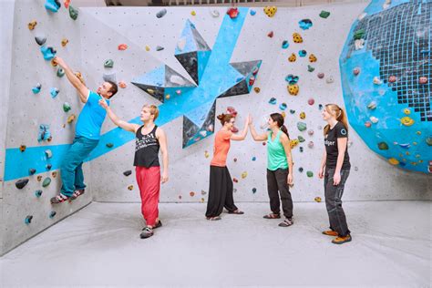 Rock climbing performed on small rock formations or artificial rock walls (<6 m tall) without ropes or harnesses; Boulderwelt München West — Grundkurs