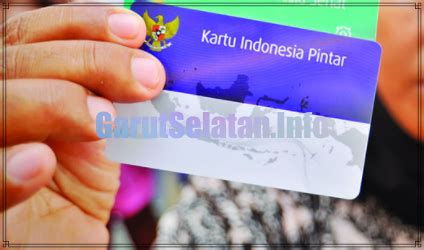 Foto berwarna calon mahasiswa bersama dengan orangtua/wali. Pendaftaran KIP-Kuliah 2021 akan segera dibuka, Bisa Dapatkan 33,6 Juta Rupiah