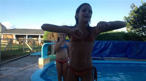 Primas brincando de desafios na piscina. #DESAFIO NA PISCINA - YouTube