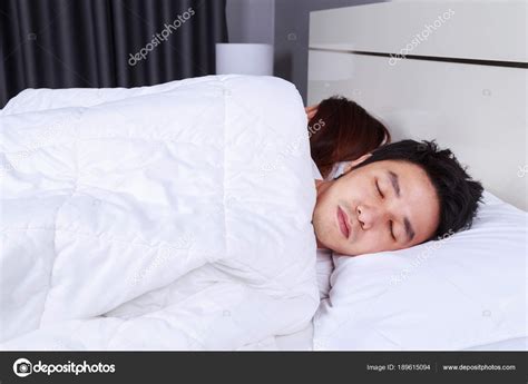 Weil das dann einfach das beste ist. Kranker Mann schläft mit Frau im Bett — Stockfoto ...