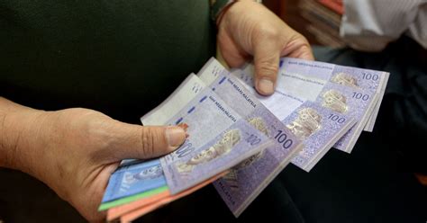 Private sector workers in peninsular malaysia will receive a minimum salary of 900 ringgit ($297; Malaysia Will Have A New Minimum Wage Next Year