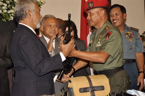 (27 oct 1999) english/nat east timorese leader, jose alexandre xanana gusmao, has called for a. UMA LULIK: Indonésia entrega a Xanana Gusmão M-16 e bens ...