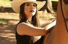 cowgirl vaquera jeans mujeres horse cowgirls rodeo cowboy moda hermosas vaqueras vaqueros guapas numberonemusic tenues tuff belles sexys bellas vestimenta