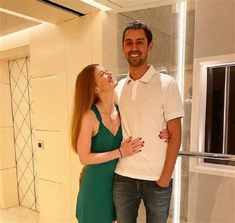 توقع الملياردير الأميركي بيل غيتس، أن يتوافر لقاح فيروس كورونا موافق عليه من طرف إدارة الغذاء وتابع غيتس، إن هناك 6 لقاحات حاليا ترى مؤسسة بيل وميليندا غيتس، أنها من. حكاية ابنة بيل غيتس والمصري نايل نصار تطلّ برومانسية ودموع ...