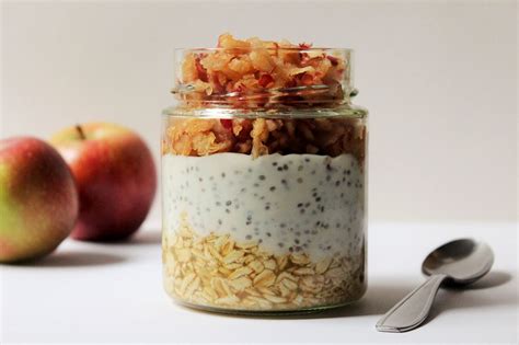 An easy step by step tutorial on how to make overnight oats in a jar + 28 tasty recipes. Rezept: Ananassaft-Oats mit Sojachiajoghurt und Apfel ...