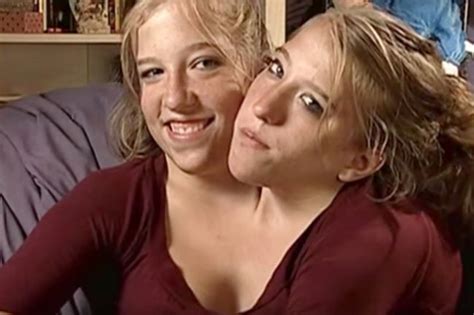 The story of abby and brittany hensel, the famous conjoined twins who learned to live in balance and harmony with each other, is truly inspiring. 100 Mejores Imágenes Abigail Brittany Hensel Porn Video ...