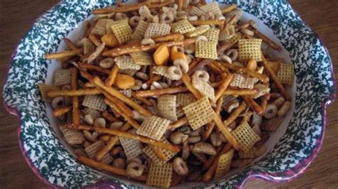 Now there is no right or wrong way to do this, we used pecans, peanuts, pretzels, cinnamon toast crunch, wheat chex, corn chex, and rice chex and i can fully verify that recipe is. Texas Trash | Recipe | Texas trash, Food recipes, Chex mix ...