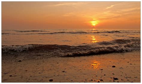 Bilder strand büsum jetzt beim testsieger holidaycheck 174 strand büsum bilder anschauen und günstige hotels für ihre büsum reise finden. Wo de Nordseewellen trecken an de Strand Foto & Bild ...