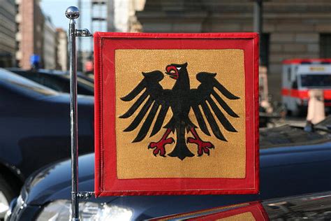 Alle fünf jahre wird deutschlands bundespräsident gewählt. Was ist eine Standarte? - Begriffserklärung